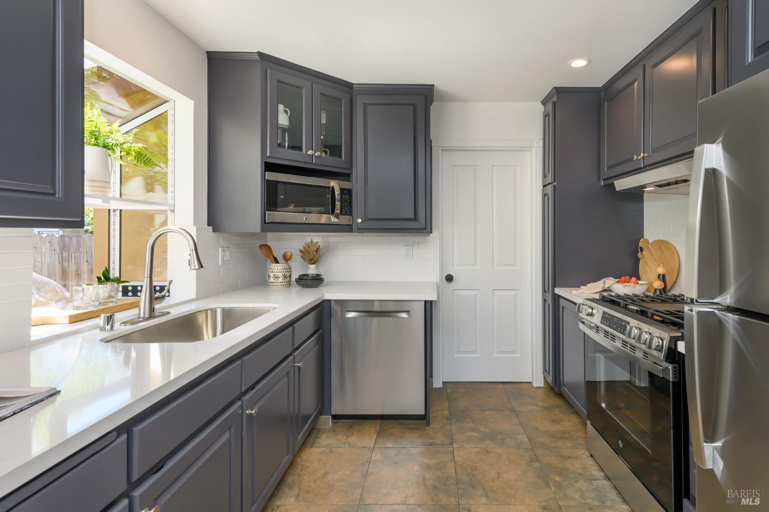 Detail Gallery Image 10 of 44 For 120 Twelveoak Hill Dr, San Rafael,  CA 94903 - 4 Beds | 2/1 Baths