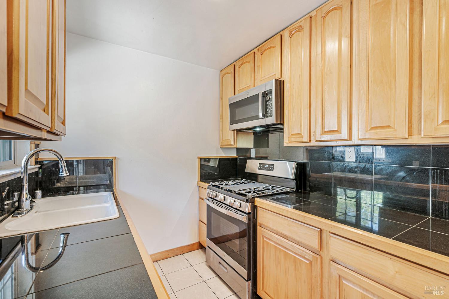 Detail Gallery Image 12 of 43 For 55 Park Cir, Sausalito,  CA 94965 - 4 Beds | 2/1 Baths