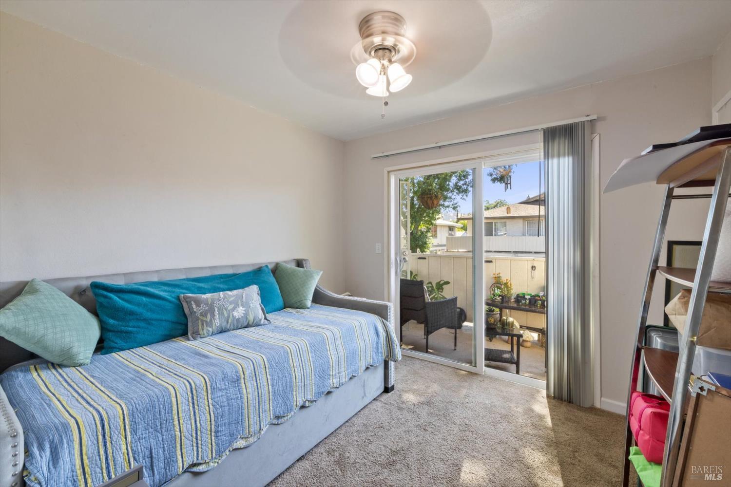 Detail Gallery Image 7 of 15 For 1951 Aletha Ln #4,  Vacaville,  CA 95687 - 3 Beds | 1/1 Baths
