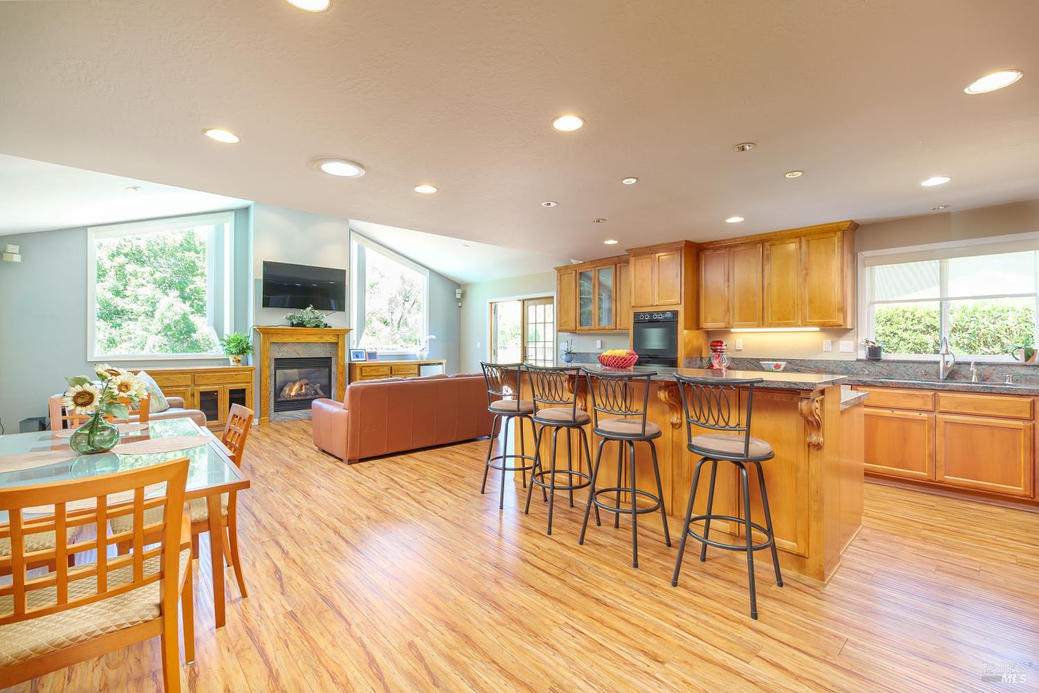 Detail Gallery Image 5 of 30 For 92 Upper Oak Dr, San Rafael,  CA 94903 - 4 Beds | 2 Baths