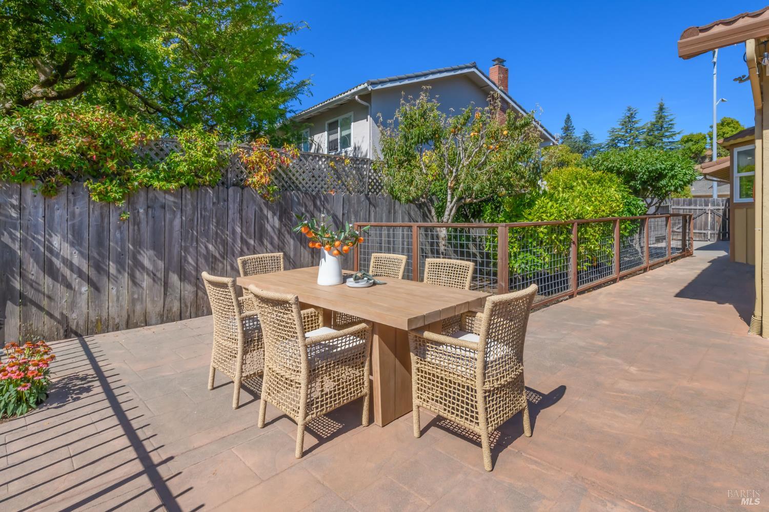 Detail Gallery Image 32 of 44 For 120 Twelveoak Hill Dr, San Rafael,  CA 94903 - 4 Beds | 2/1 Baths