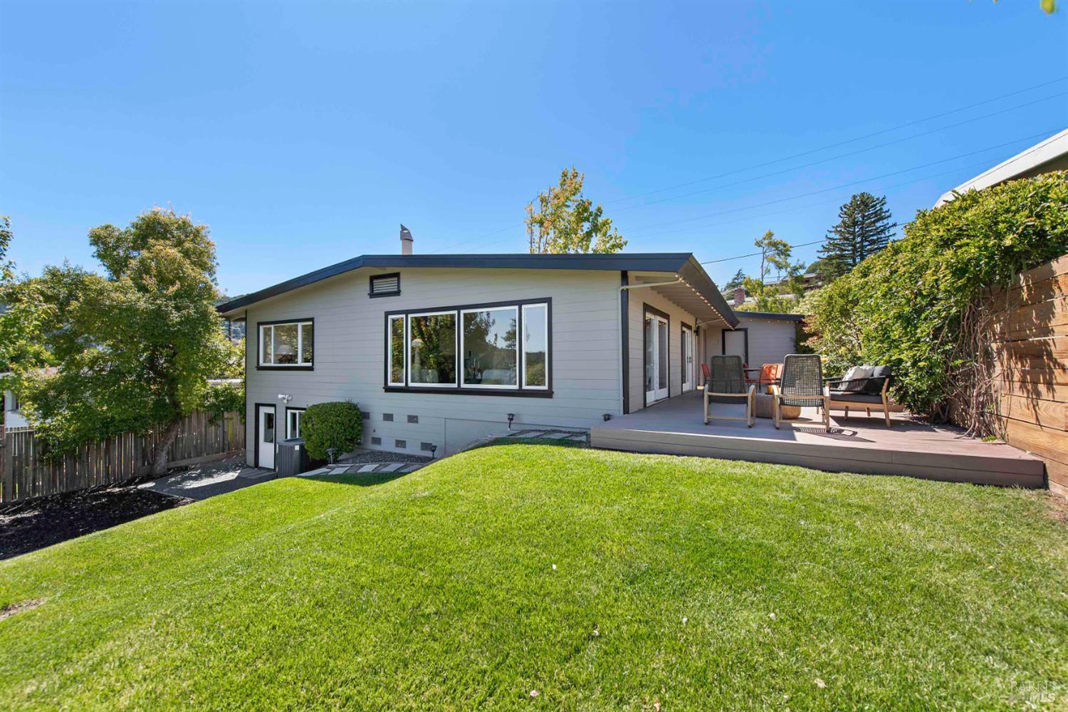 Detail Gallery Image 2 of 46 For 13 Ash Ave, Corte Madera,  CA 94925 - 3 Beds | 2 Baths