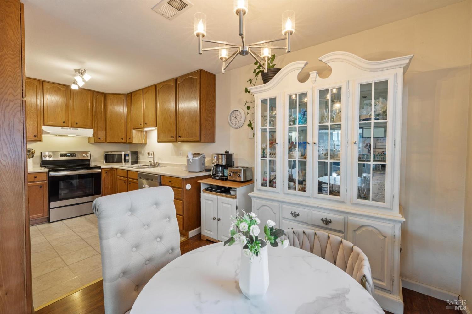 Detail Gallery Image 3 of 15 For 1951 Aletha Ln #4,  Vacaville,  CA 95687 - 3 Beds | 1/1 Baths