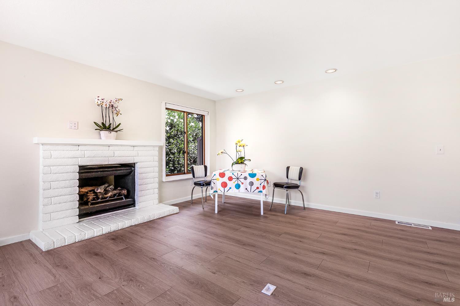 Detail Gallery Image 8 of 61 For 8850 Oak Trail Dr, Santa Rosa,  CA 95409 - 2 Beds | 2 Baths