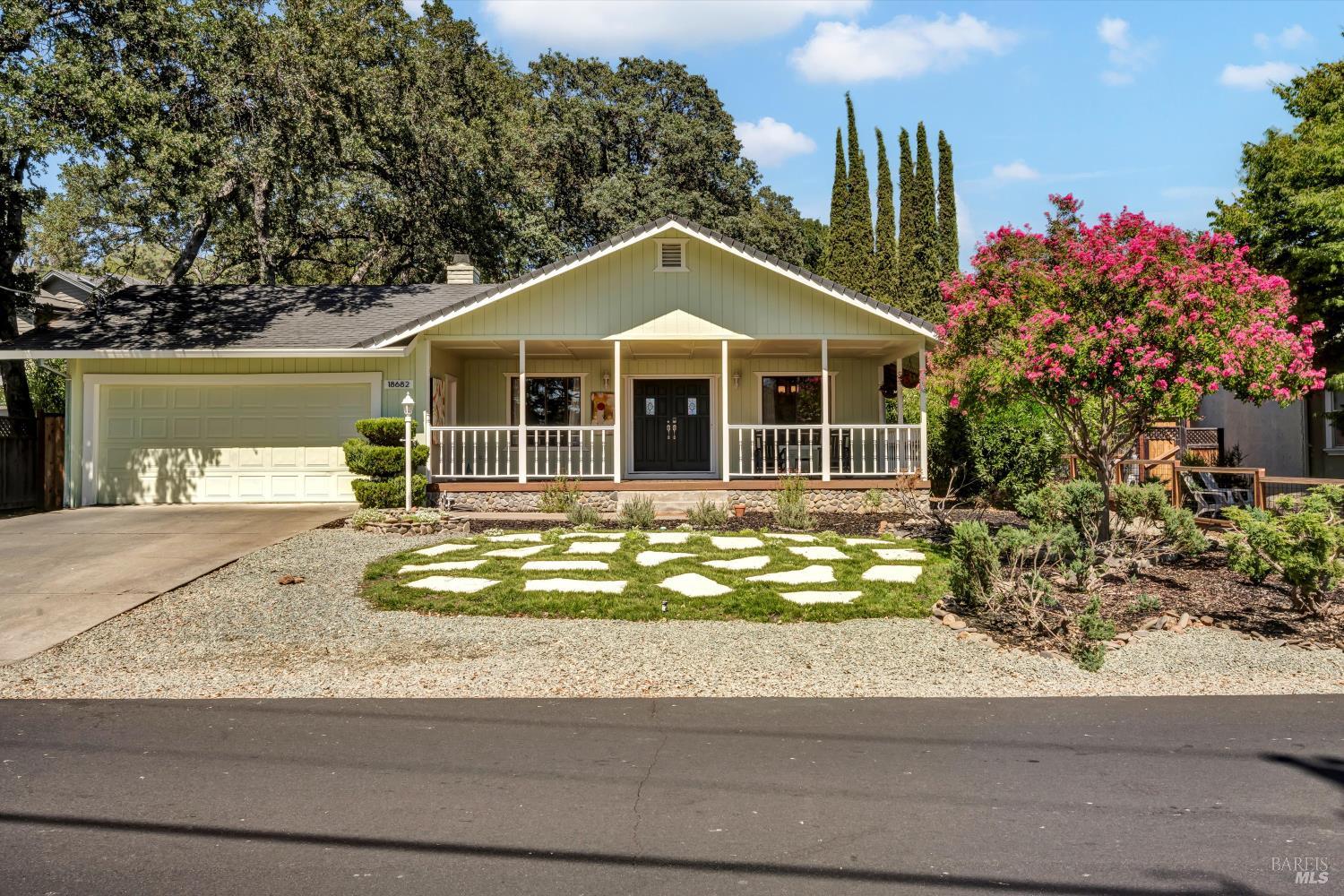Detail Gallery Image 2 of 27 For 18682 N Shore Dr, Hidden Valley Lake,  CA 95467 - 2 Beds | 2 Baths