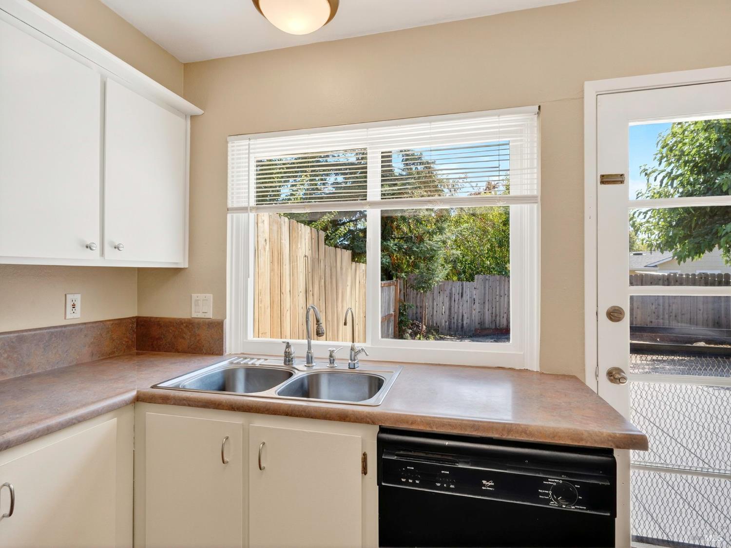 Detail Gallery Image 10 of 34 For 405 Simi Pl, Santa Rosa,  CA 95409 - 3 Beds | 2 Baths