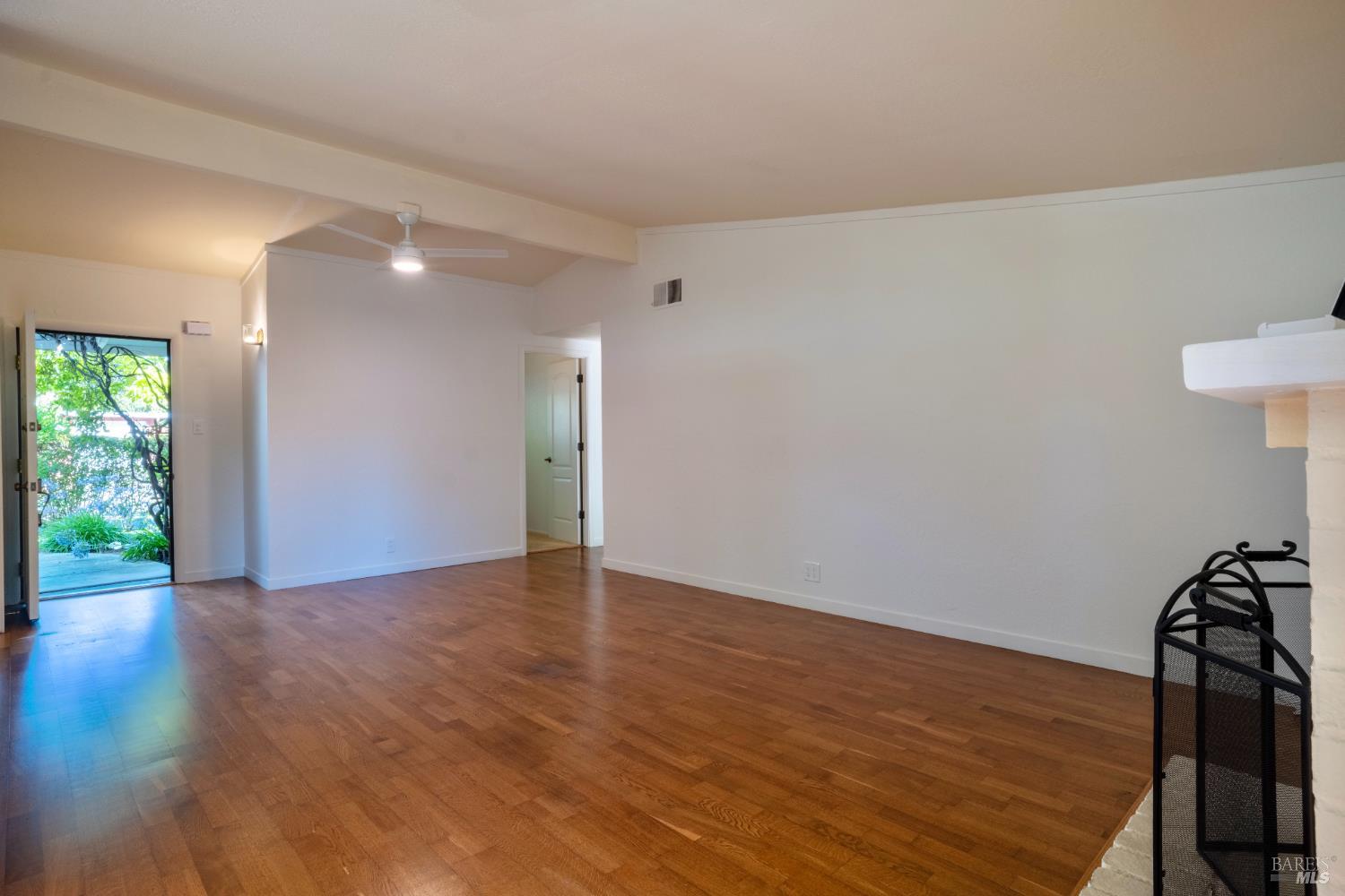 Detail Gallery Image 8 of 17 For 15533 Maplewood Dr, Sonoma,  CA 95476 - 3 Beds | 2 Baths