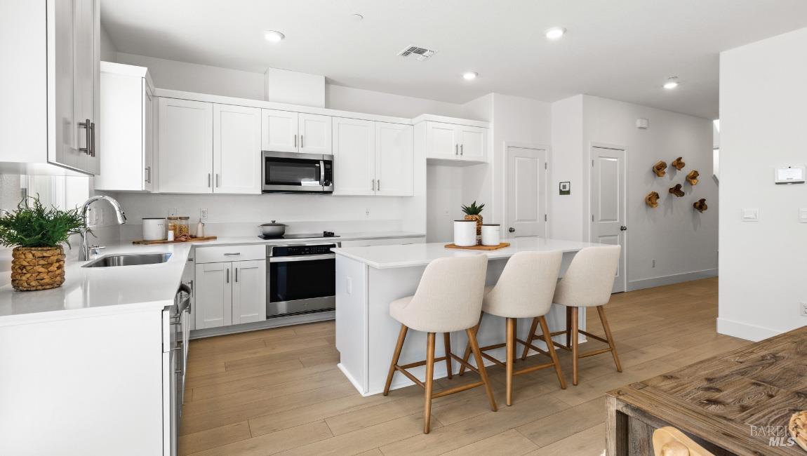 Detail Gallery Image 8 of 14 For 225 Goldback Ct, American Canyon,  CA 94503 - 4 Beds | 2/1 Baths