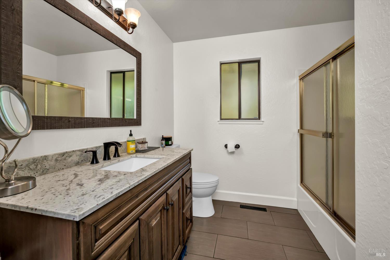 Detail Gallery Image 17 of 27 For 18682 N Shore Dr, Hidden Valley Lake,  CA 95467 - 2 Beds | 2 Baths