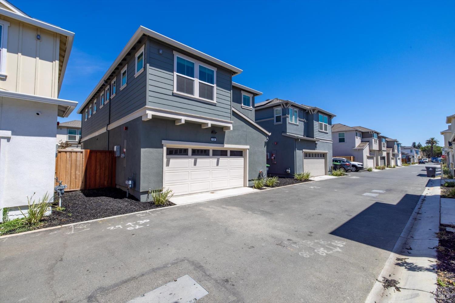 Detail Gallery Image 25 of 33 For 128 Clownfish St, Suisun City,  CA 94585 - 3 Beds | 2/1 Baths