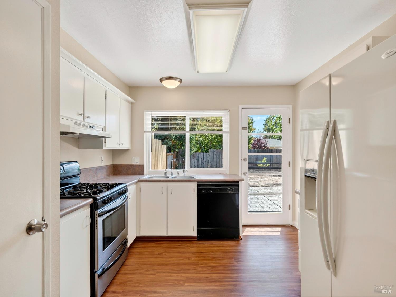 Detail Gallery Image 9 of 34 For 405 Simi Pl, Santa Rosa,  CA 95409 - 3 Beds | 2 Baths
