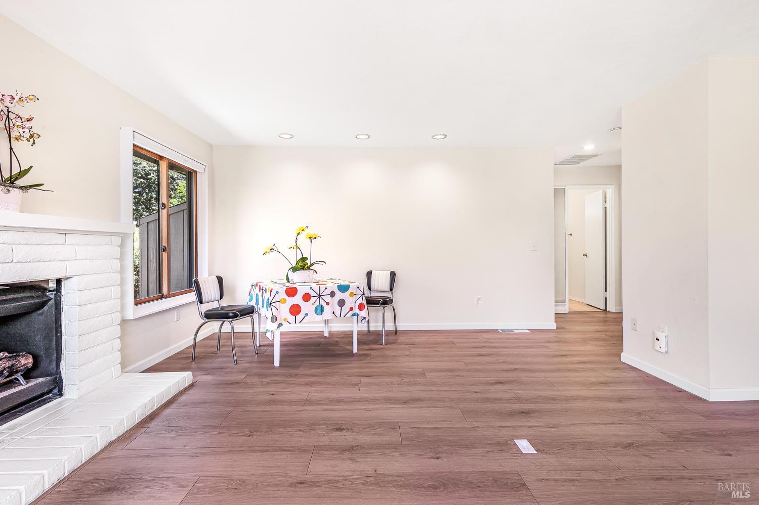 Detail Gallery Image 9 of 61 For 8850 Oak Trail Dr, Santa Rosa,  CA 95409 - 2 Beds | 2 Baths