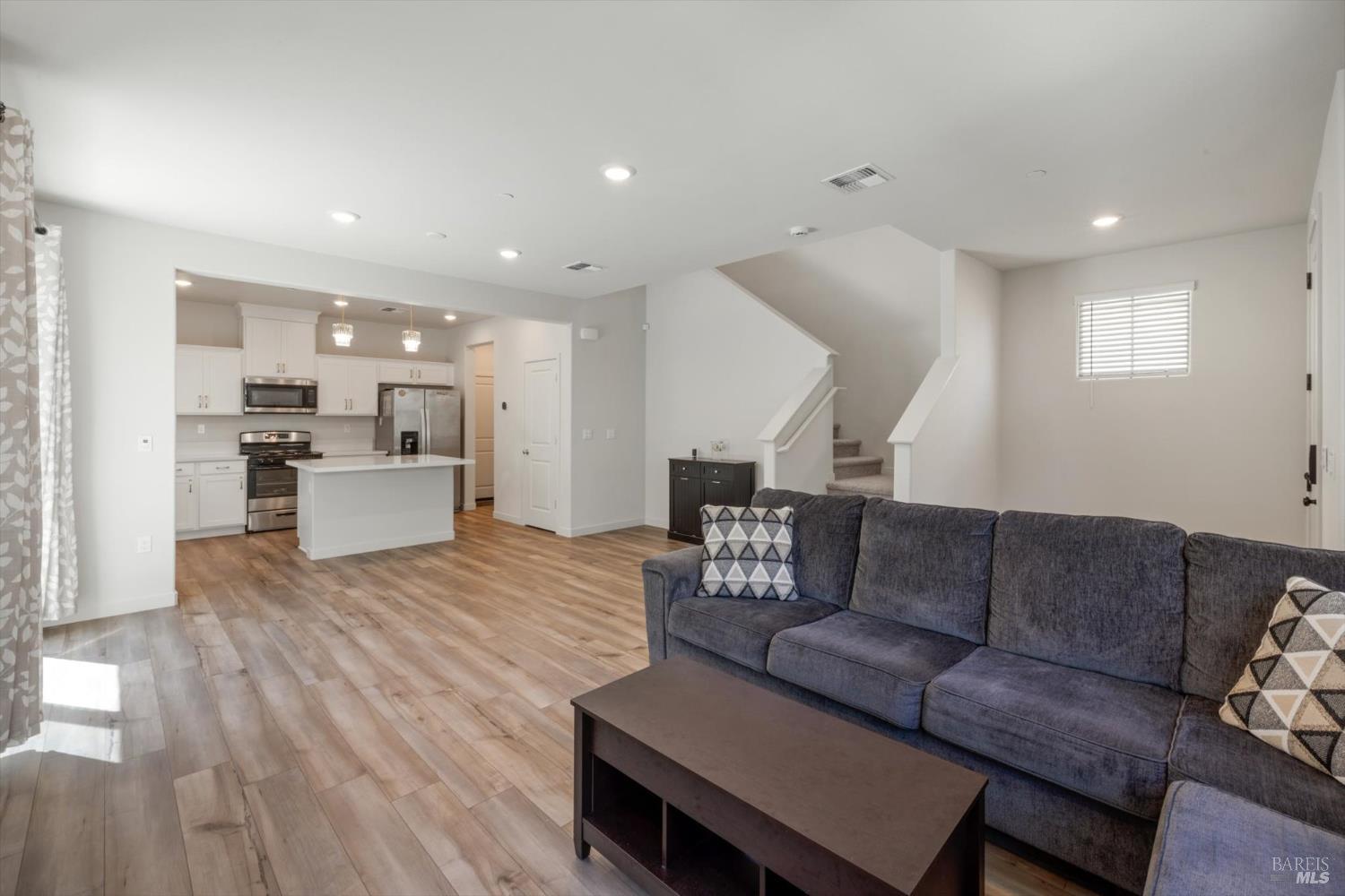 Detail Gallery Image 3 of 33 For 128 Clownfish St, Suisun City,  CA 94585 - 3 Beds | 2/1 Baths