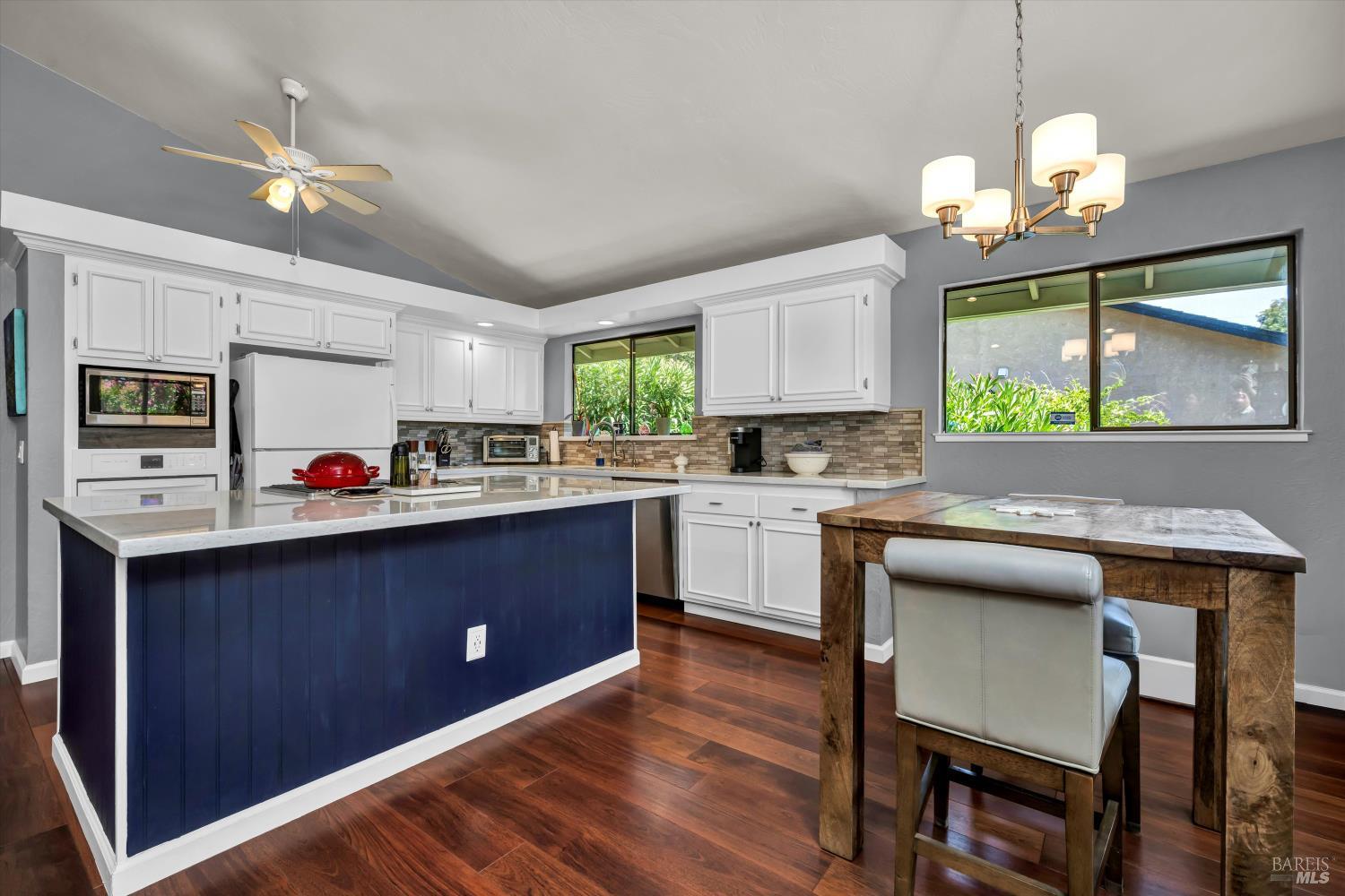 Detail Gallery Image 11 of 27 For 18682 N Shore Dr, Hidden Valley Lake,  CA 95467 - 2 Beds | 2 Baths