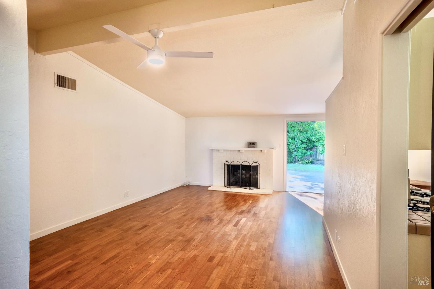 Detail Gallery Image 7 of 17 For 15533 Maplewood Dr, Sonoma,  CA 95476 - 3 Beds | 2 Baths