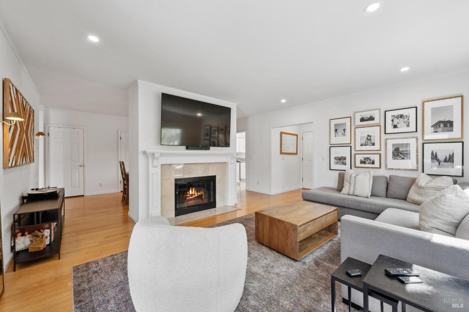Detail Gallery Image 2 of 37 For 34 Creekside Ct, Corte Madera,  CA 94925 - 2 Beds | 2 Baths