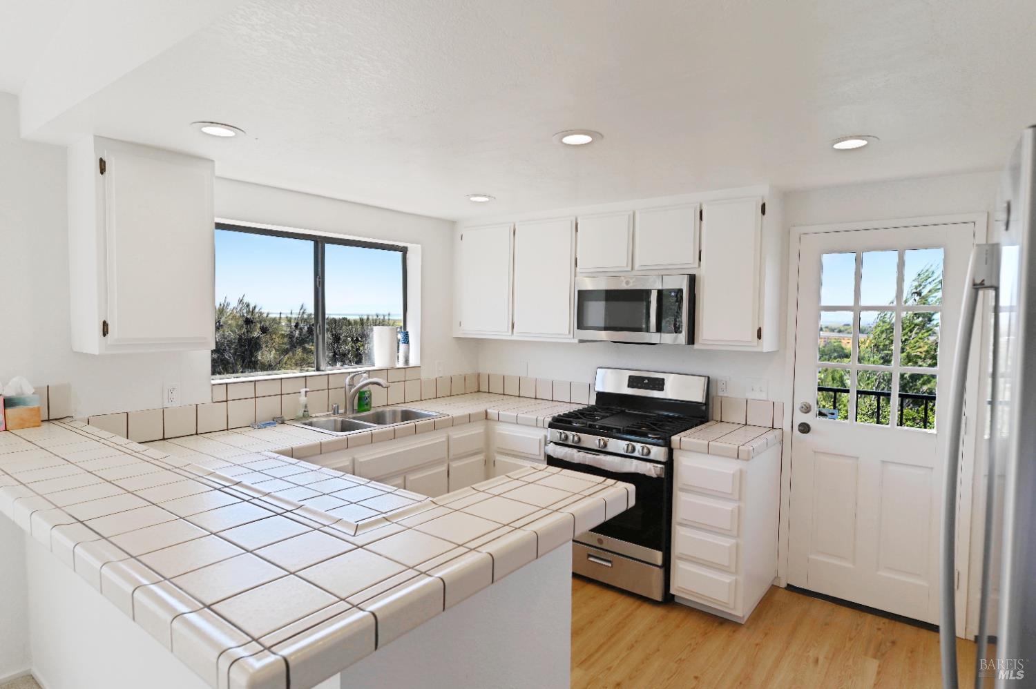 Detail Gallery Image 2 of 40 For 135 Pecan Ct, Vallejo,  CA 94589 - 4 Beds | 3 Baths