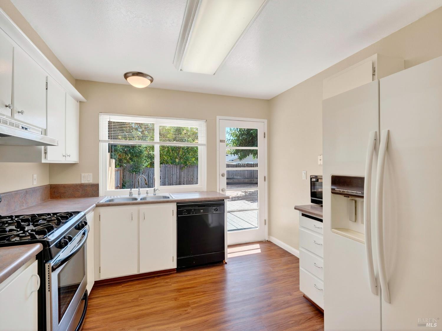 Detail Gallery Image 5 of 34 For 405 Simi Pl, Santa Rosa,  CA 95409 - 3 Beds | 2 Baths
