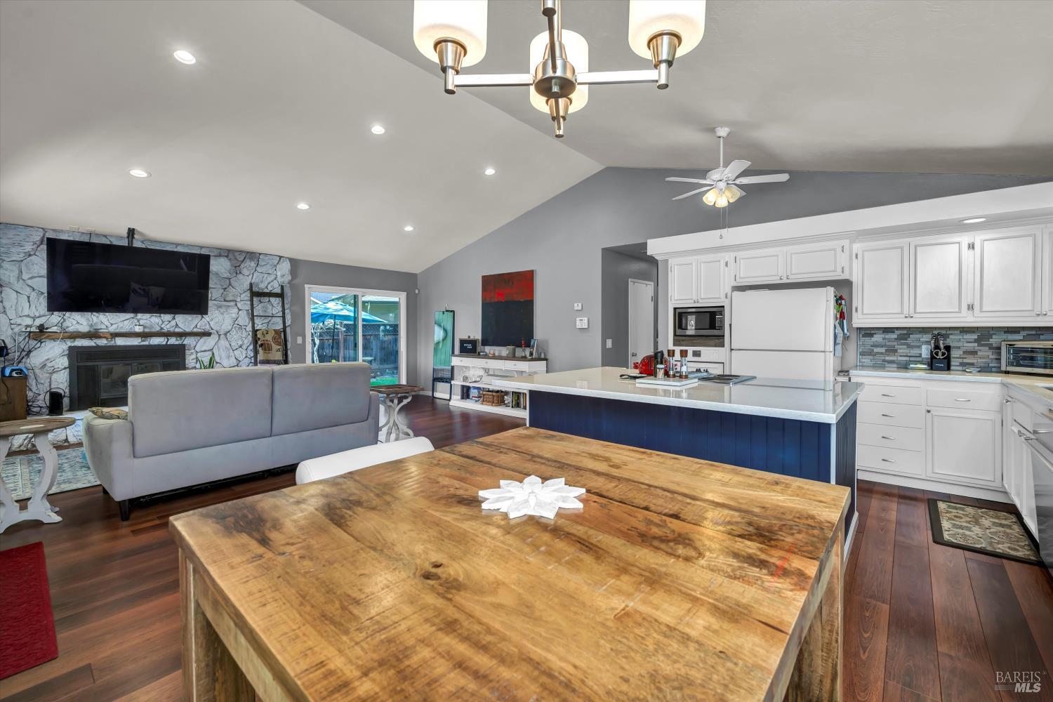 Detail Gallery Image 12 of 27 For 18682 N Shore Dr, Hidden Valley Lake,  CA 95467 - 2 Beds | 2 Baths