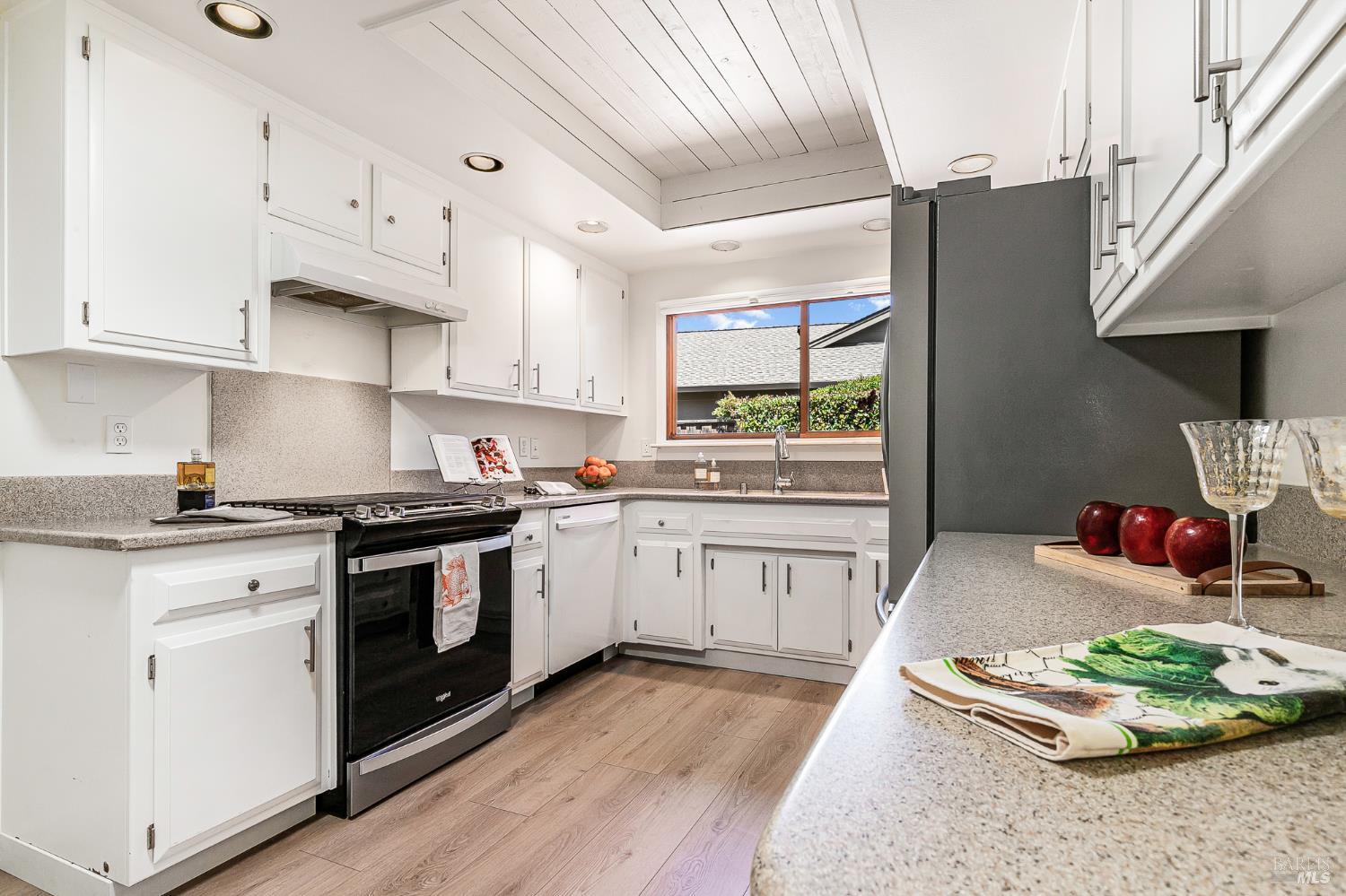 Detail Gallery Image 4 of 61 For 8850 Oak Trail Dr, Santa Rosa,  CA 95409 - 2 Beds | 2 Baths