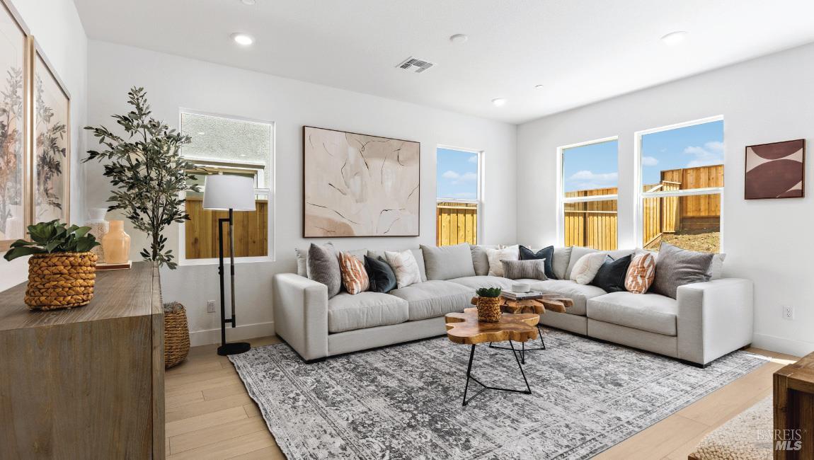 Detail Gallery Image 9 of 14 For 225 Goldback Ct, American Canyon,  CA 94503 - 4 Beds | 2/1 Baths