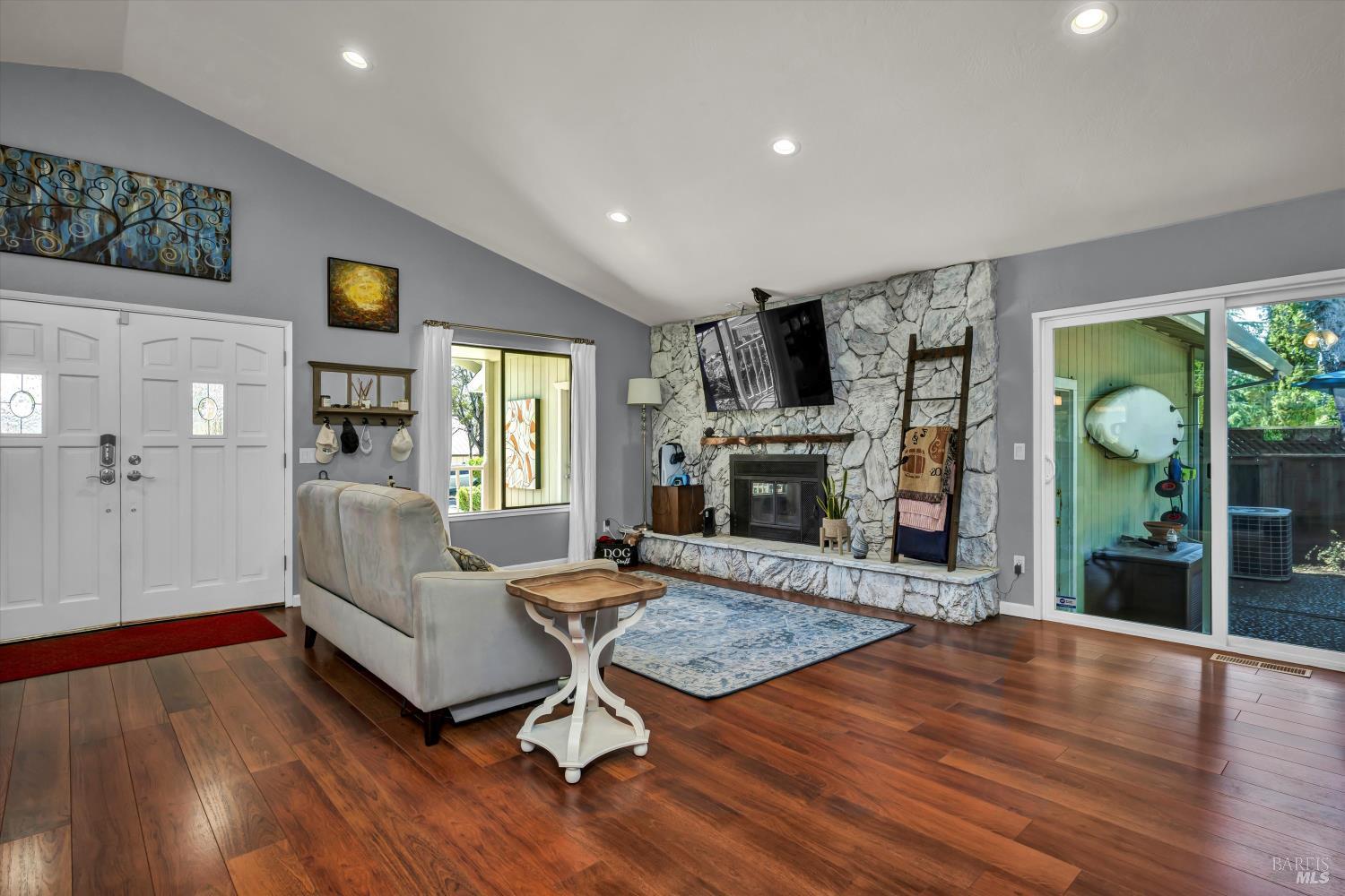 Detail Gallery Image 7 of 27 For 18682 N Shore Dr, Hidden Valley Lake,  CA 95467 - 2 Beds | 2 Baths