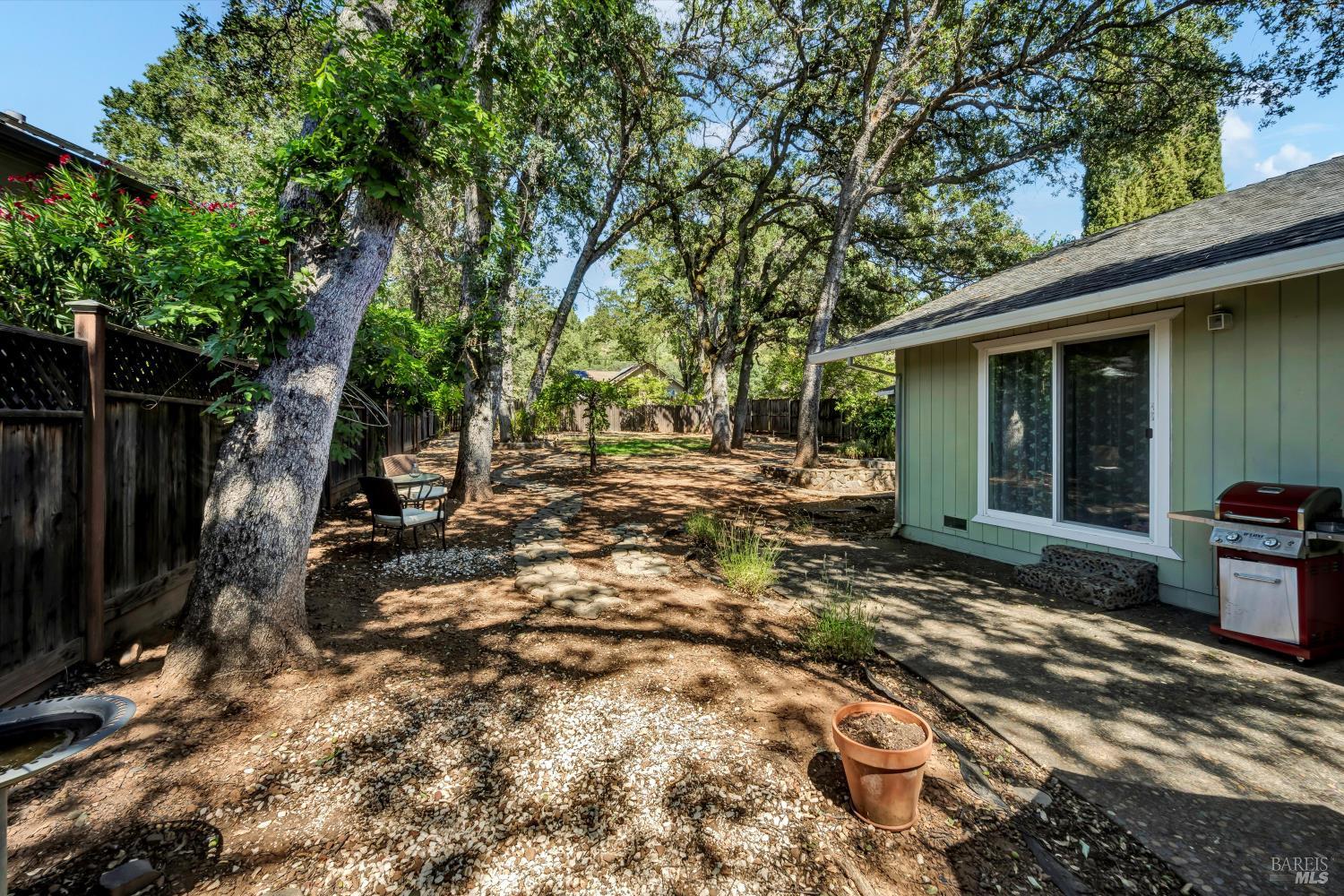 Detail Gallery Image 19 of 27 For 18682 N Shore Dr, Hidden Valley Lake,  CA 95467 - 2 Beds | 2 Baths