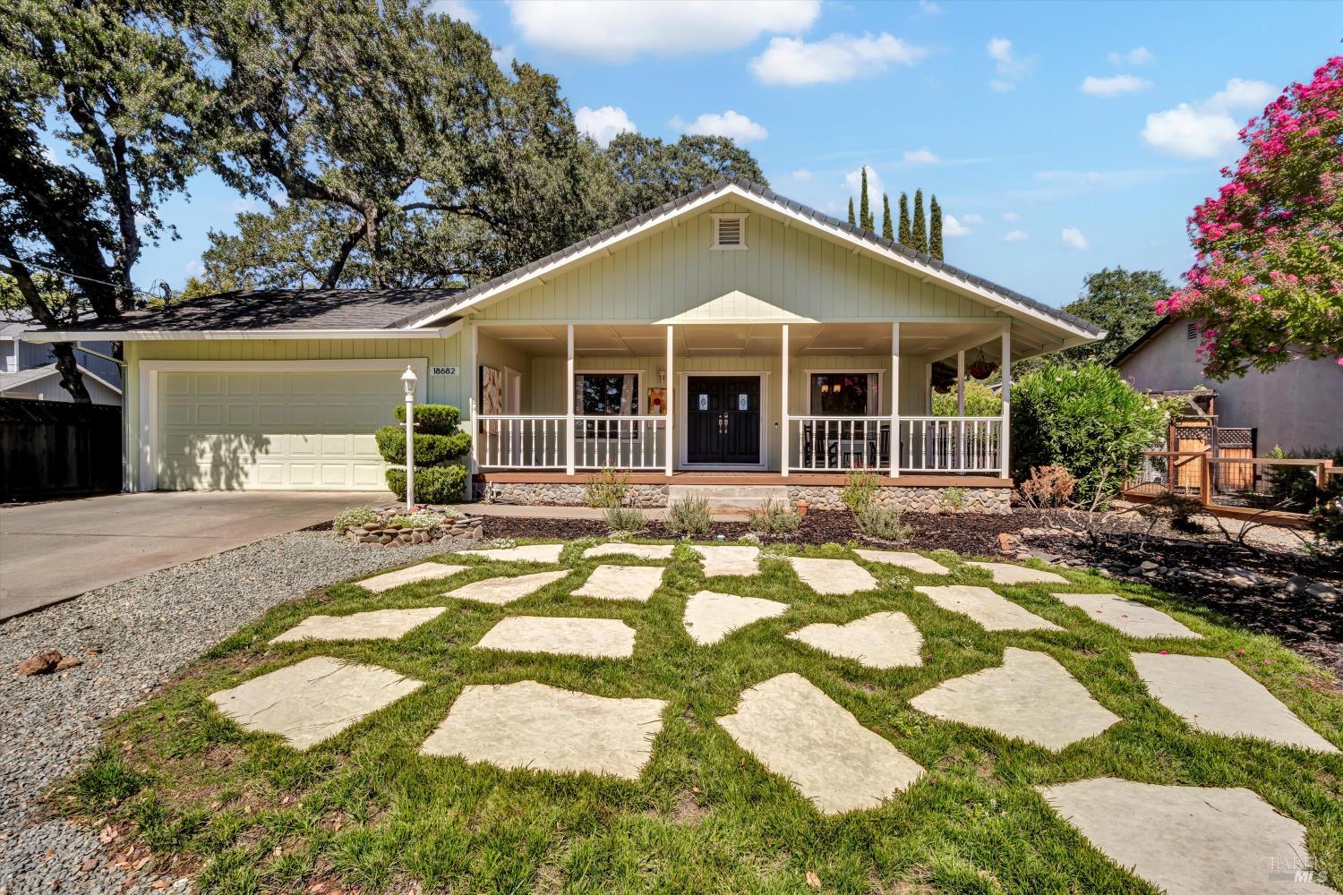 Detail Gallery Image 1 of 27 For 18682 N Shore Dr, Hidden Valley Lake,  CA 95467 - 2 Beds | 2 Baths