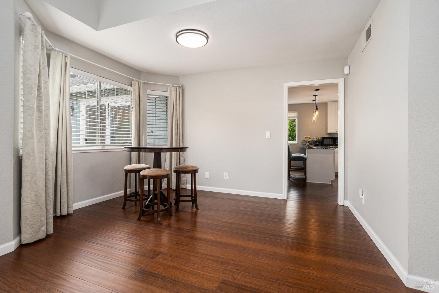 Detail Gallery Image 10 of 29 For 100 Bear Cove Ct, Vallejo,  CA 94591 - 3 Beds | 2/1 Baths