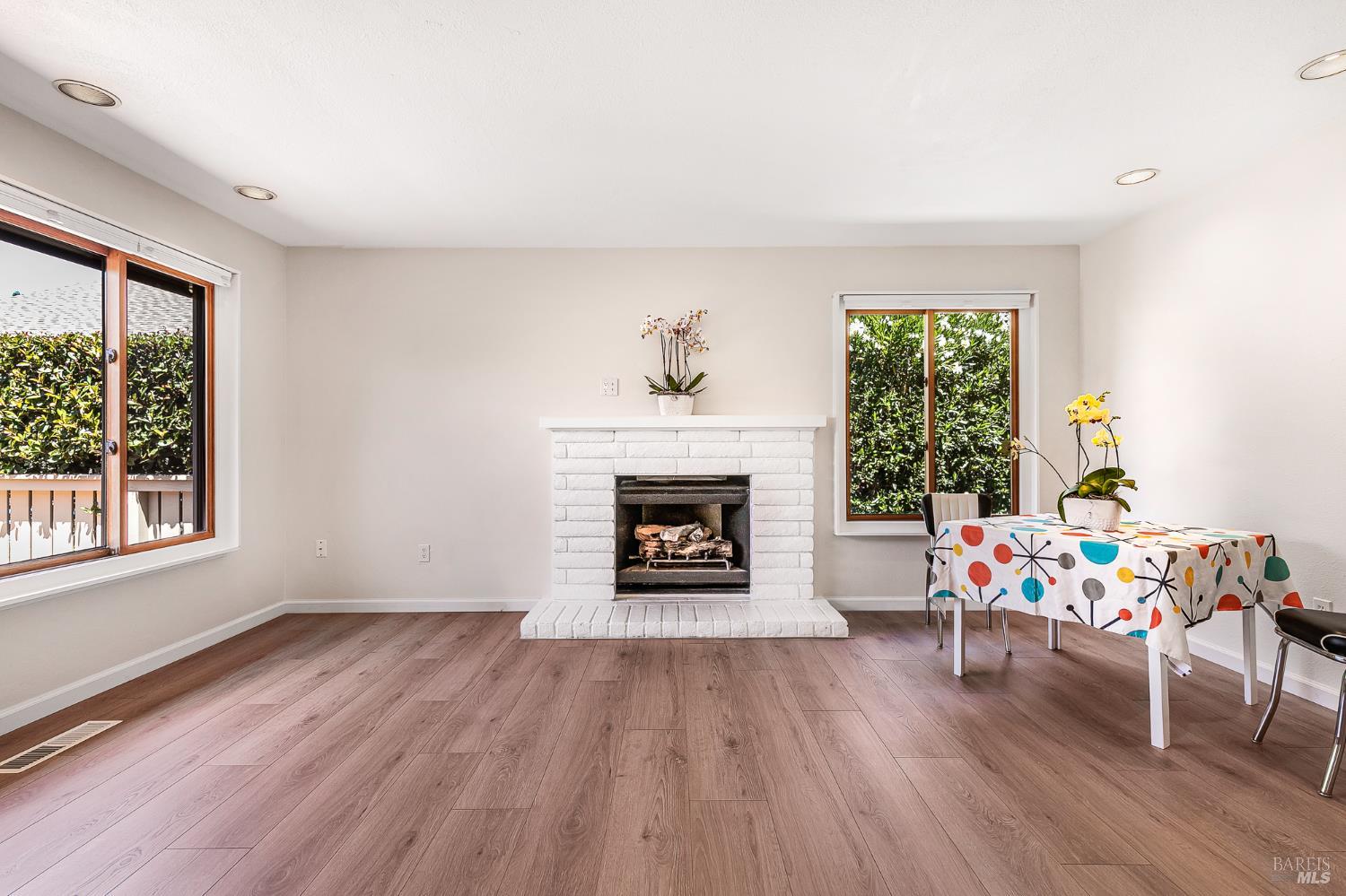 Detail Gallery Image 3 of 61 For 8850 Oak Trail Dr, Santa Rosa,  CA 95409 - 2 Beds | 2 Baths