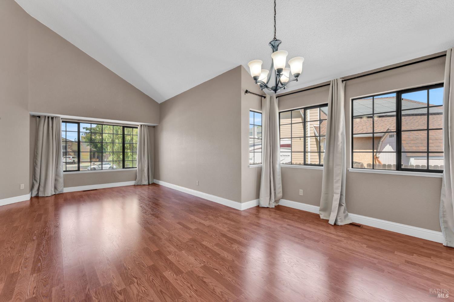 Detail Gallery Image 14 of 68 For 2924 Balsam Ct, Fairfield,  CA 94533 - 4 Beds | 3 Baths