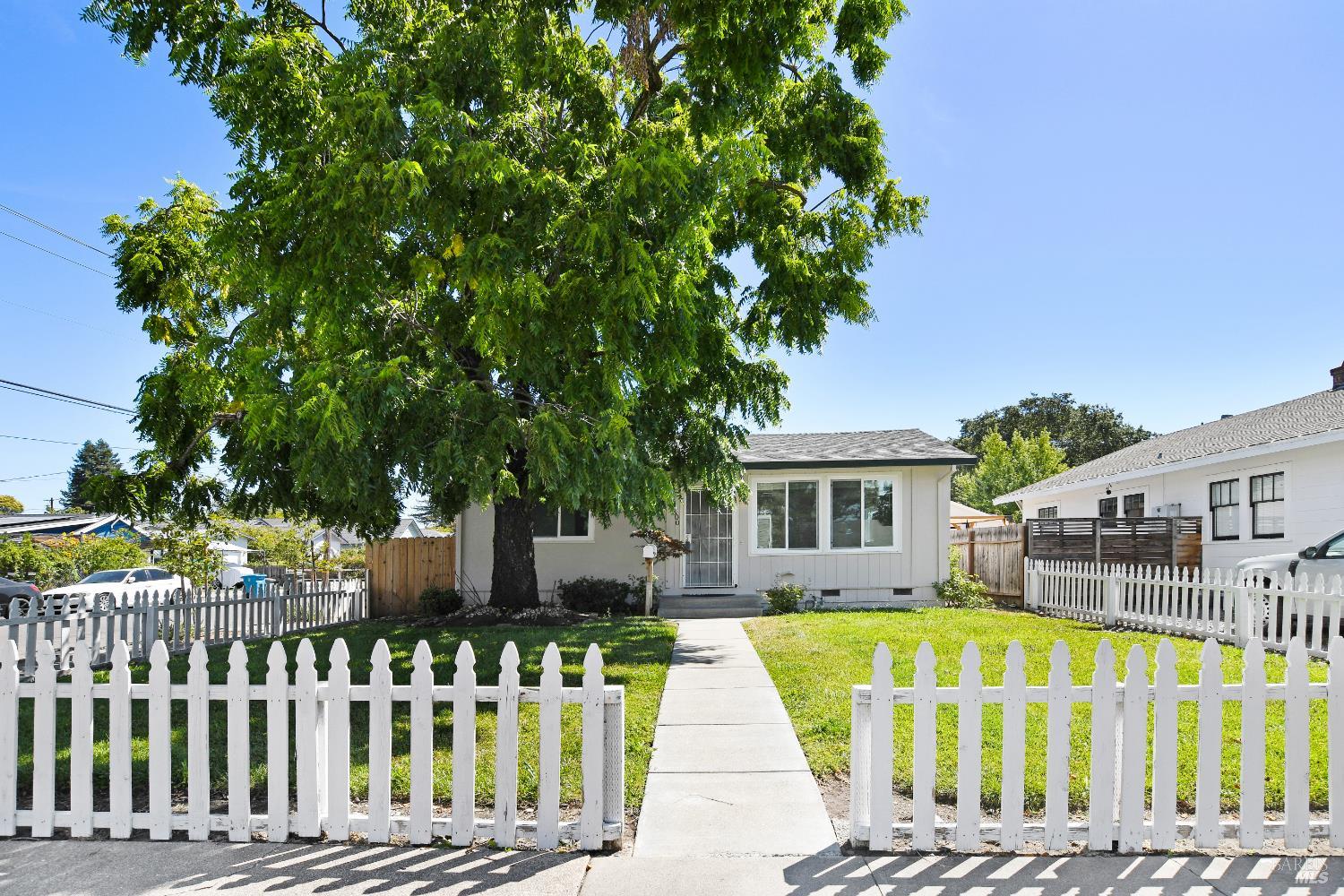 Detail Gallery Image 1 of 1 For 600 Brown St, Santa Rosa,  CA 95404 - 2 Beds | 1 Baths