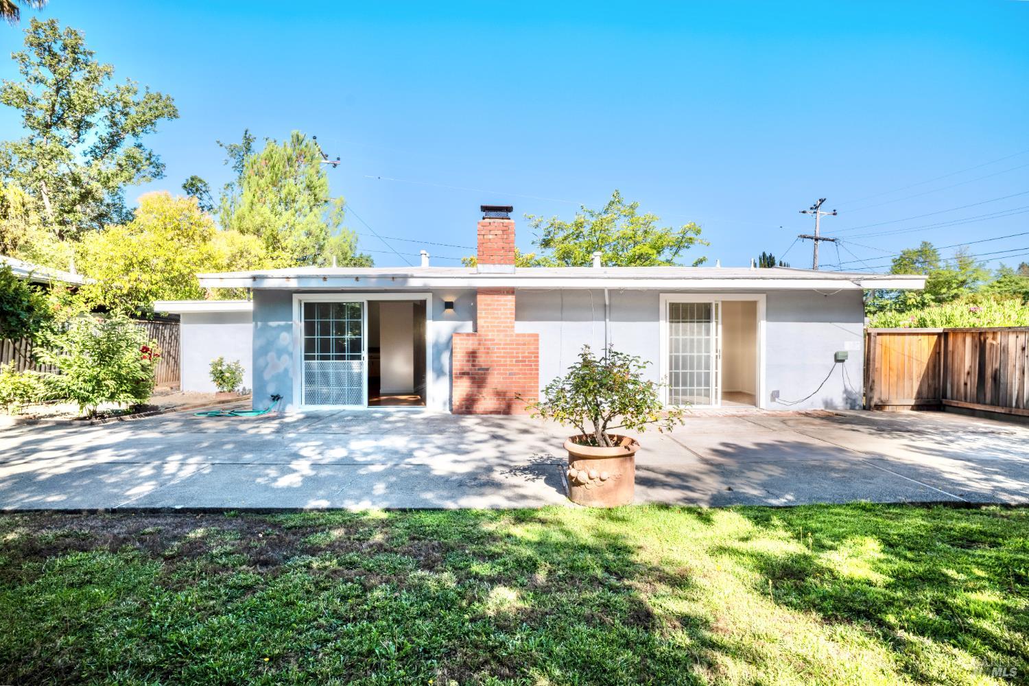 Detail Gallery Image 5 of 17 For 15533 Maplewood Dr, Sonoma,  CA 95476 - 3 Beds | 2 Baths