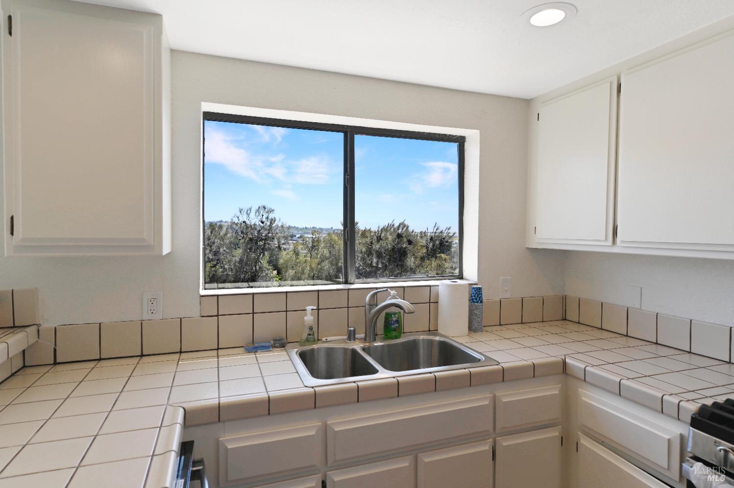 Detail Gallery Image 3 of 40 For 135 Pecan Ct, Vallejo,  CA 94589 - 4 Beds | 3 Baths