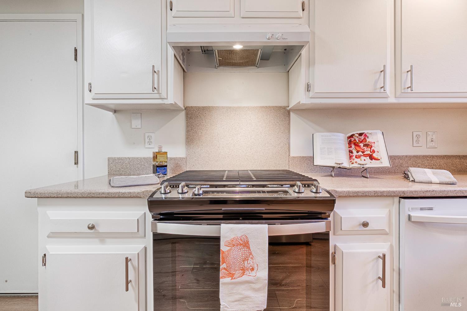 Detail Gallery Image 18 of 61 For 8850 Oak Trail Dr, Santa Rosa,  CA 95409 - 2 Beds | 2 Baths