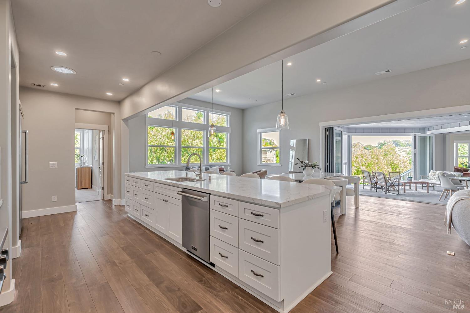 Detail Gallery Image 14 of 59 For 12 Rose Ct, Novato,  CA 94945 - 4 Beds | 4/1 Baths