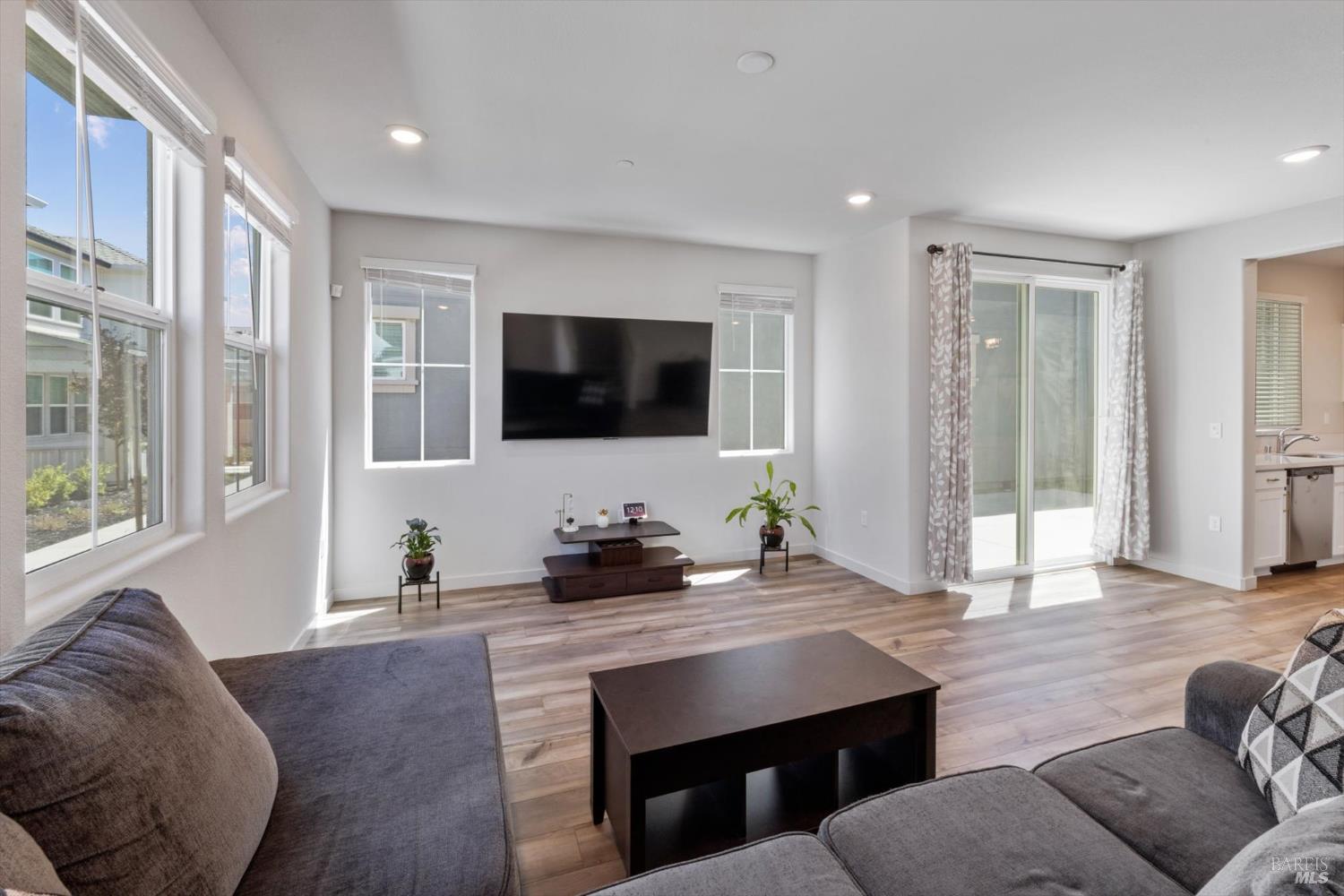 Detail Gallery Image 2 of 33 For 128 Clownfish St, Suisun City,  CA 94585 - 3 Beds | 2/1 Baths