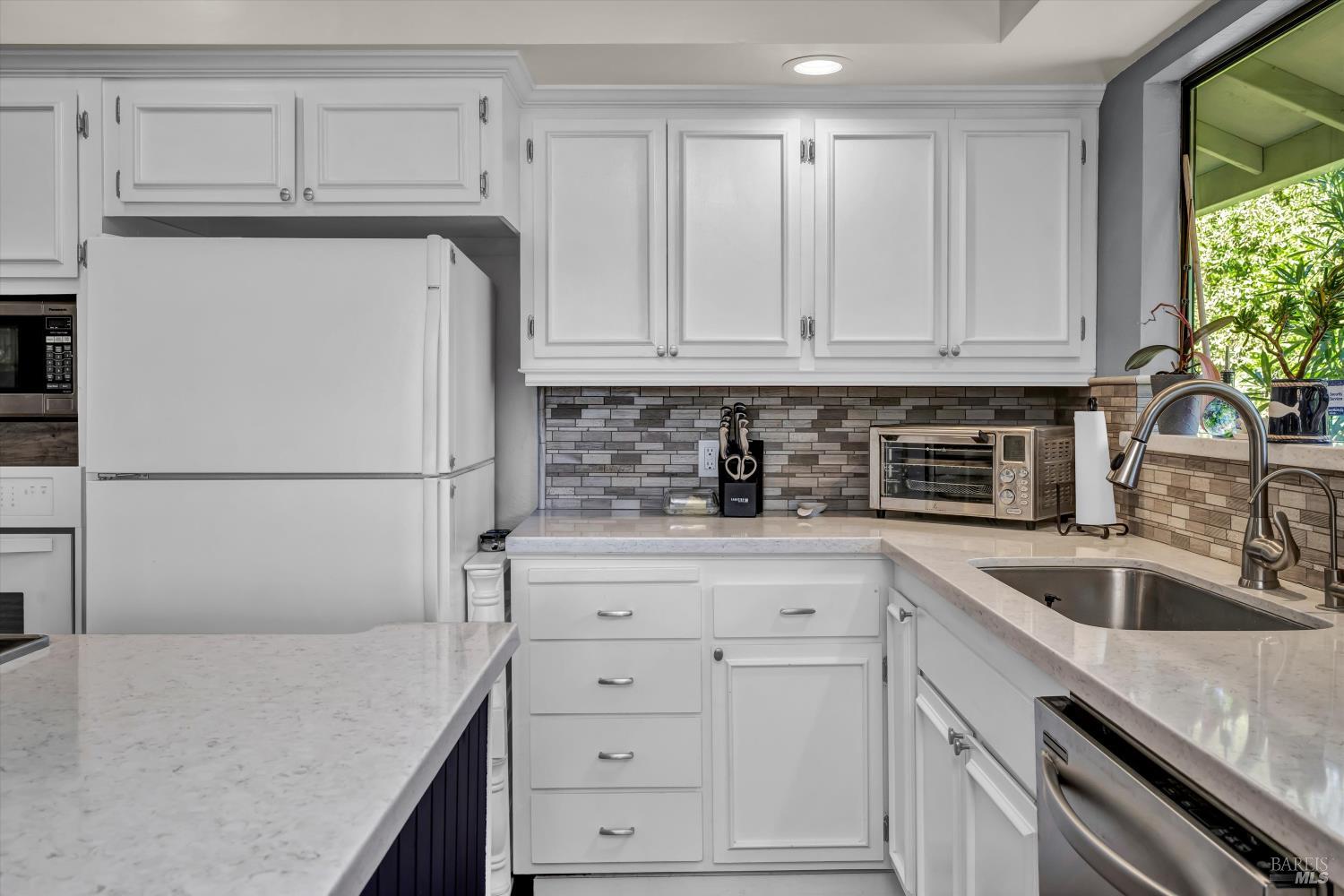 Detail Gallery Image 10 of 27 For 18682 N Shore Dr, Hidden Valley Lake,  CA 95467 - 2 Beds | 2 Baths
