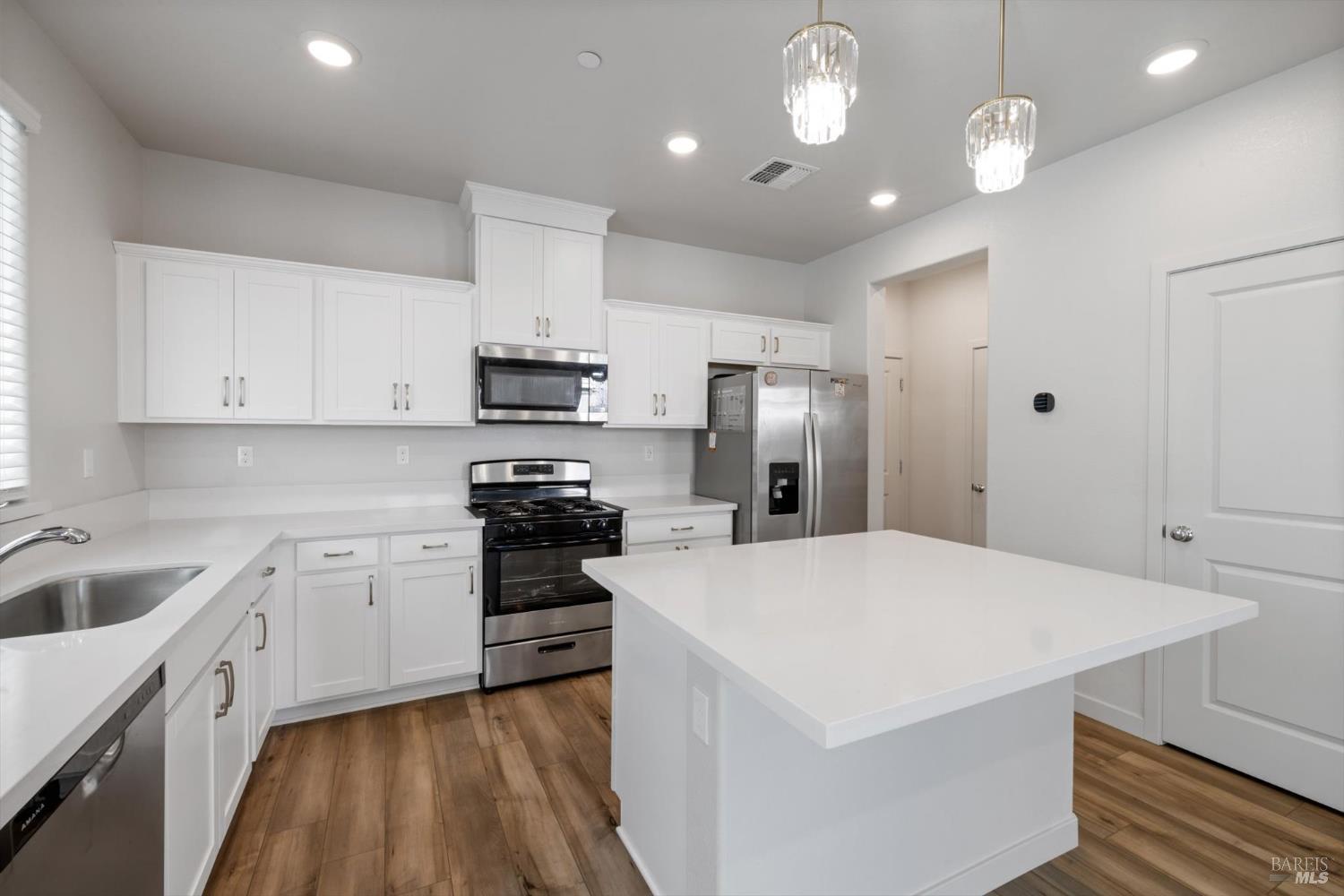 Detail Gallery Image 4 of 33 For 128 Clownfish St, Suisun City,  CA 94585 - 3 Beds | 2/1 Baths