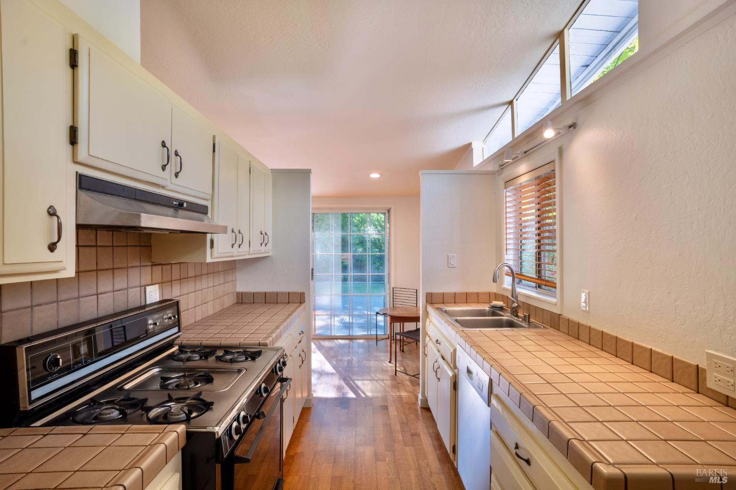 Detail Gallery Image 9 of 17 For 15533 Maplewood Dr, Sonoma,  CA 95476 - 3 Beds | 2 Baths