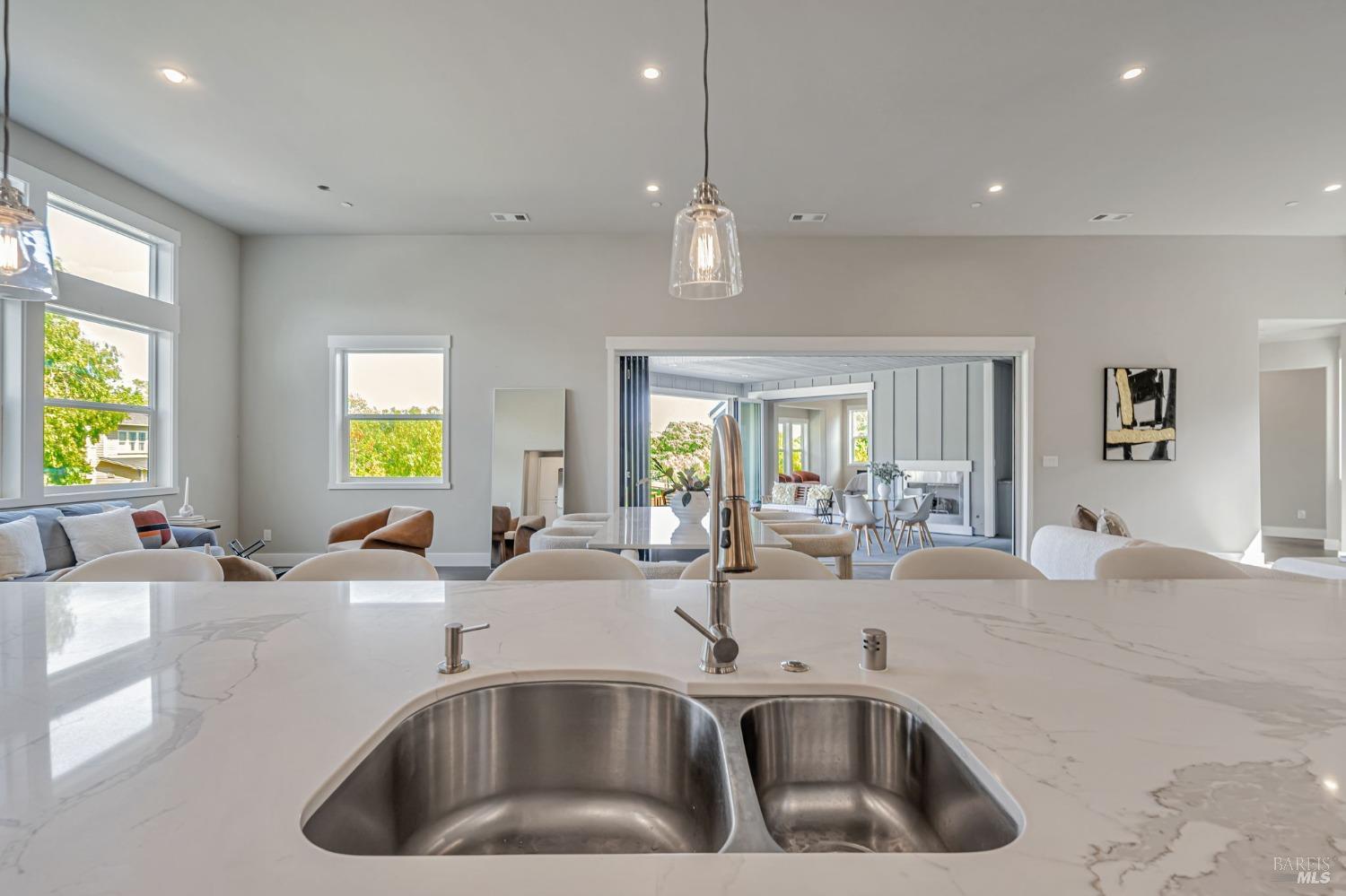 Detail Gallery Image 13 of 59 For 12 Rose Ct, Novato,  CA 94945 - 4 Beds | 4/1 Baths