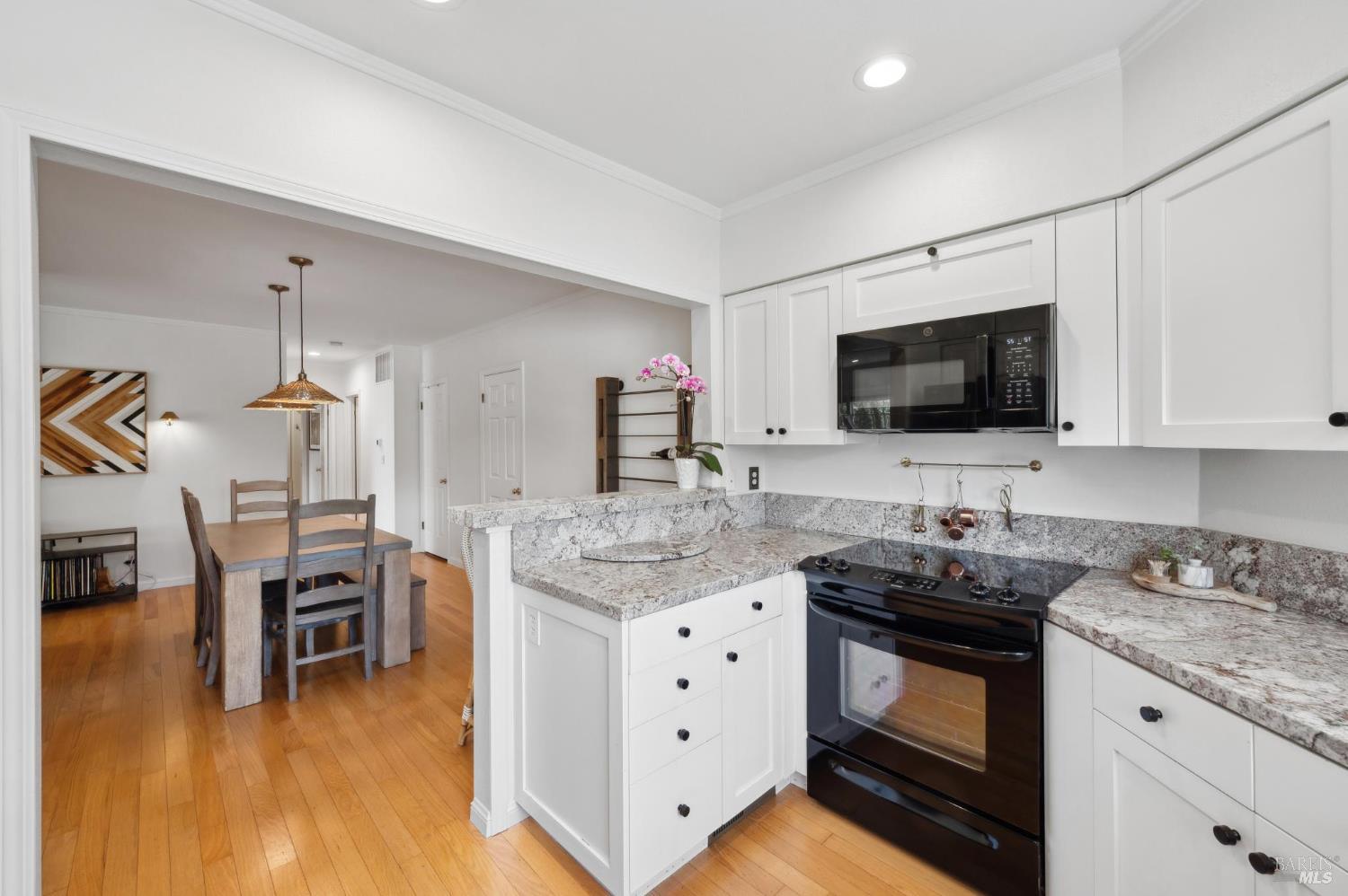 Detail Gallery Image 13 of 37 For 34 Creekside Ct, Corte Madera,  CA 94925 - 2 Beds | 2 Baths