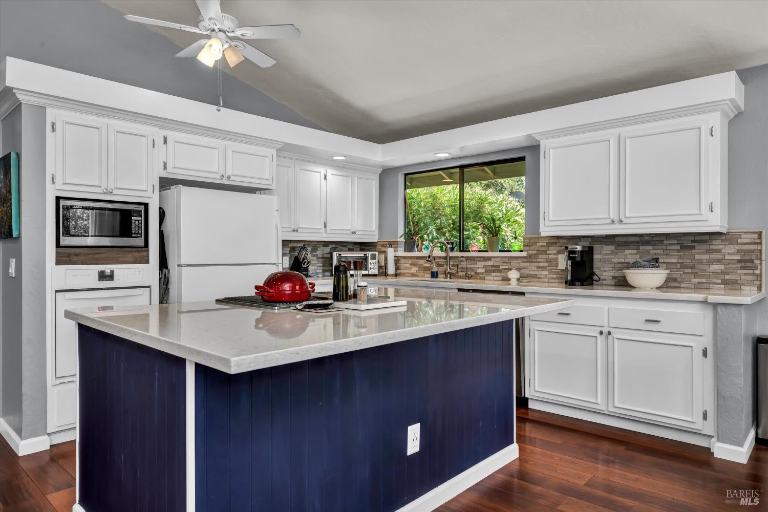 Detail Gallery Image 8 of 27 For 18682 N Shore Dr, Hidden Valley Lake,  CA 95467 - 2 Beds | 2 Baths