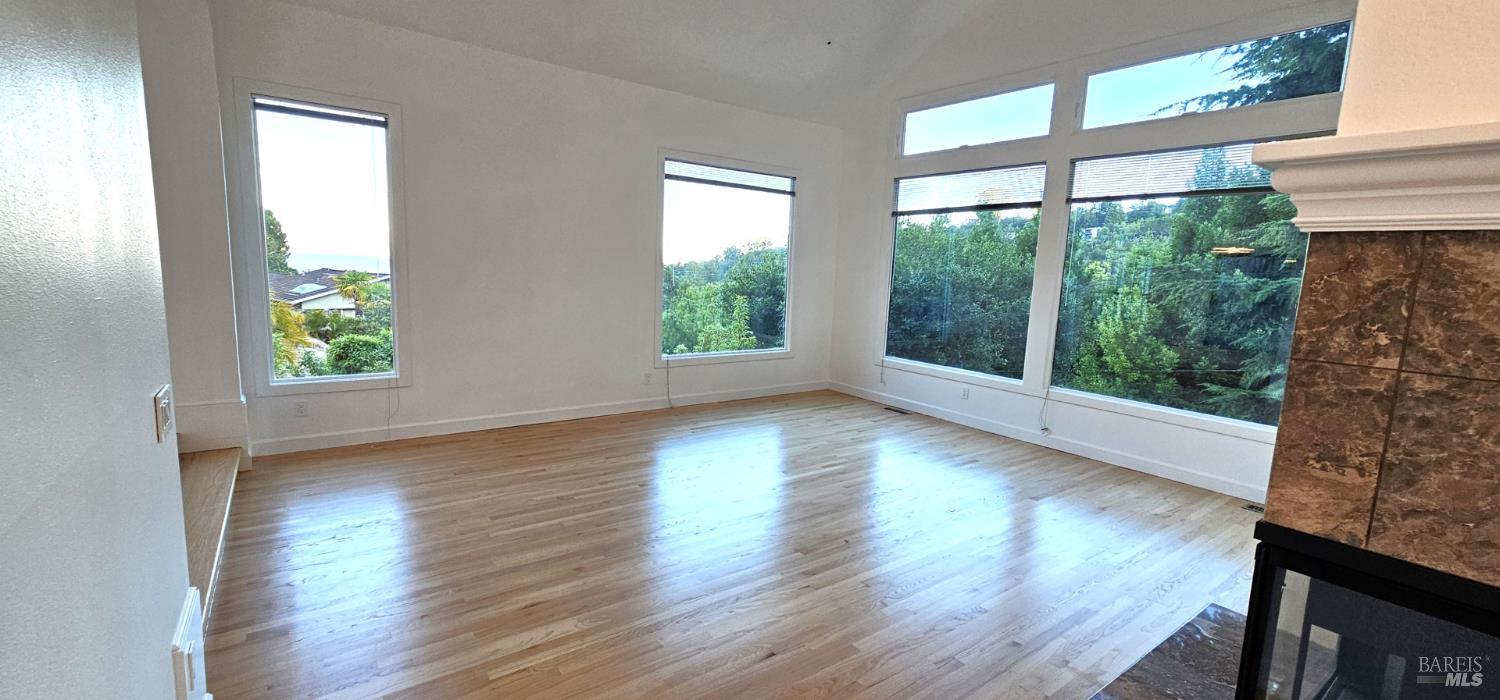 Detail Gallery Image 9 of 42 For 174 Main Dr, San Rafael,  CA 94901 - 5 Beds | 2 Baths