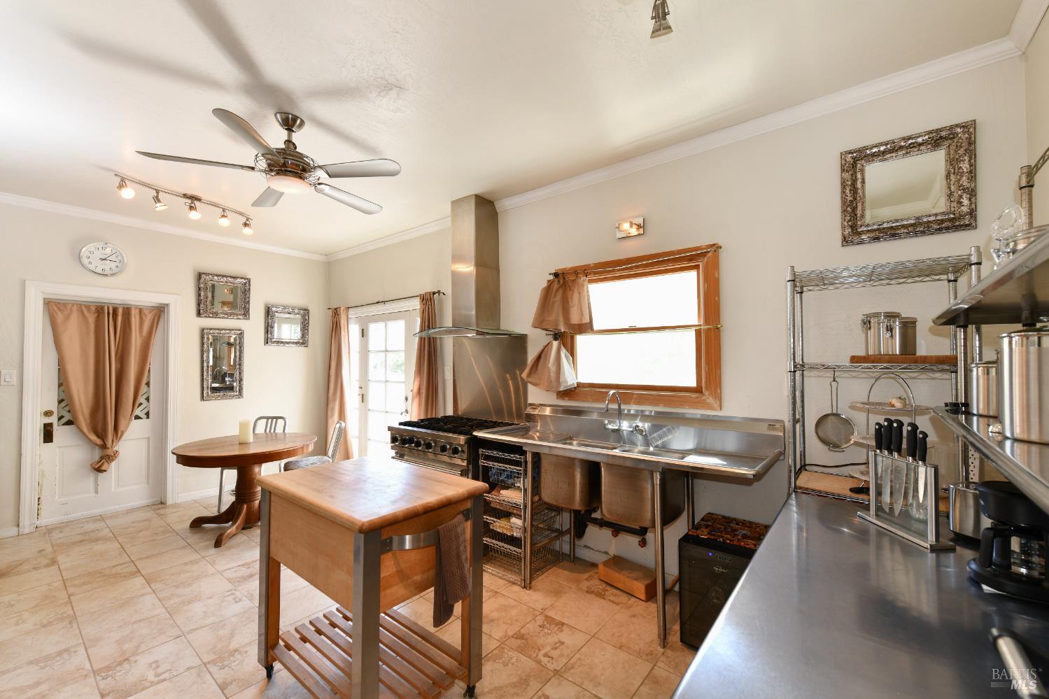 Detail Gallery Image 13 of 74 For 1545 Oak St, Napa,  CA 94559 - 2 Beds | 2 Baths