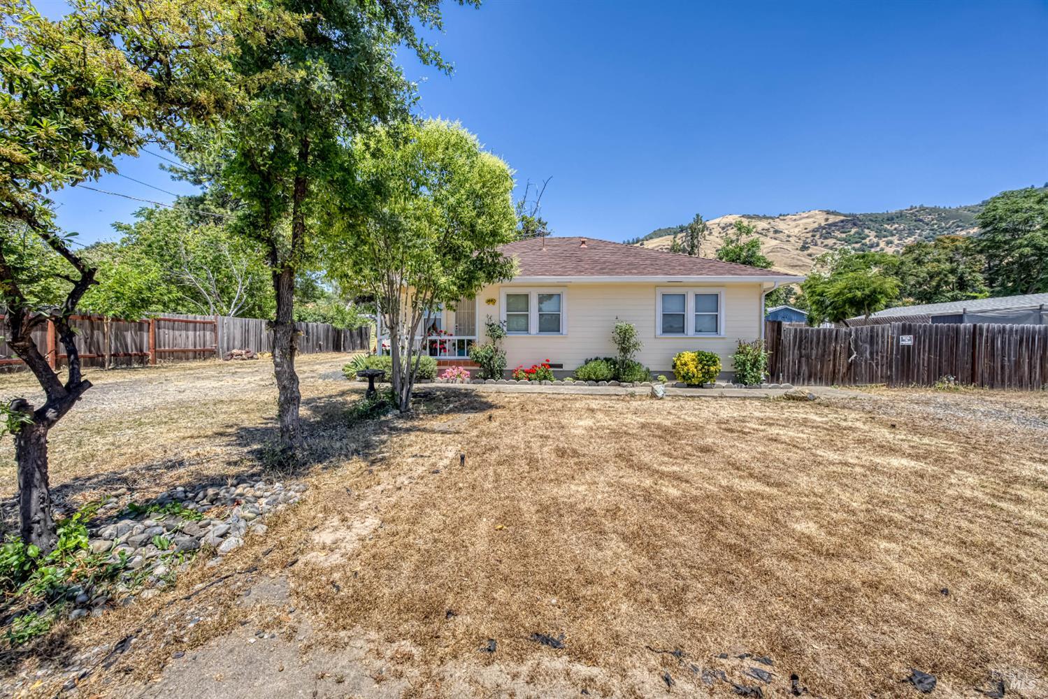 Detail Gallery Image 11 of 58 For 3440 Beach St, Nice,  CA 95464 - 2 Beds | 1 Baths