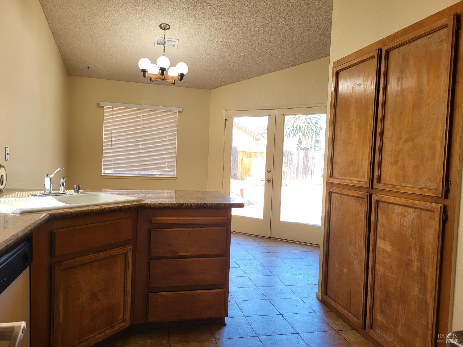 Detail Gallery Image 12 of 28 For 221 Sunhaven Dr, Fairfield,  CA 94533 - 3 Beds | 2 Baths