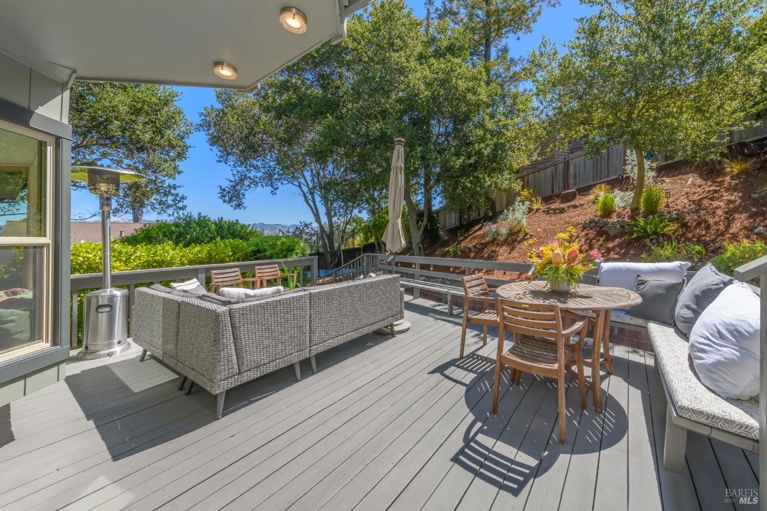 Detail Gallery Image 22 of 61 For 620 Elm Dr, Petaluma,  CA 94952 - 5 Beds | 2/1 Baths