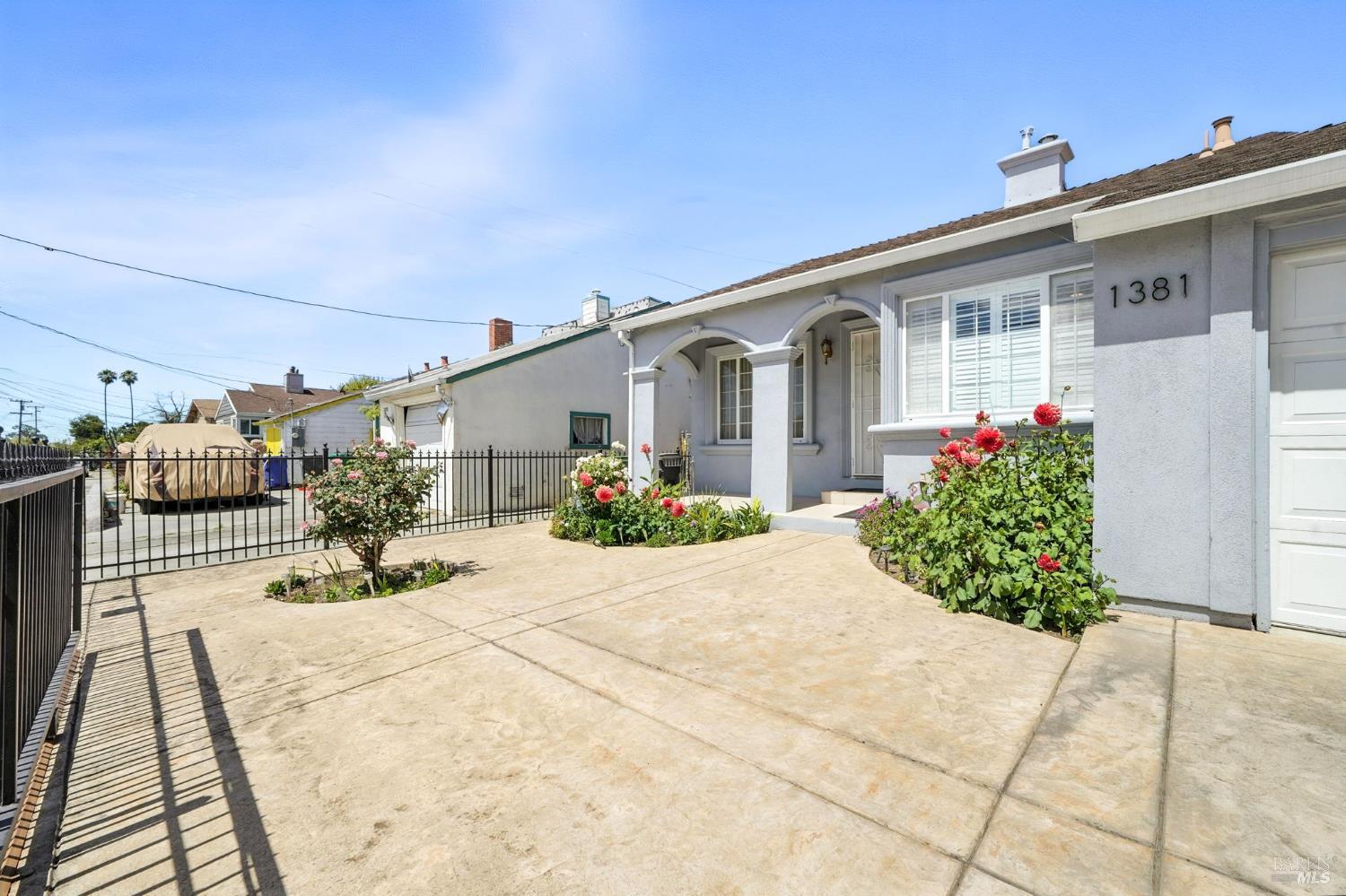 Detail Gallery Image 3 of 26 For 1381 63rd Ave, Oakland,  CA 94621 - 2 Beds | 1 Baths