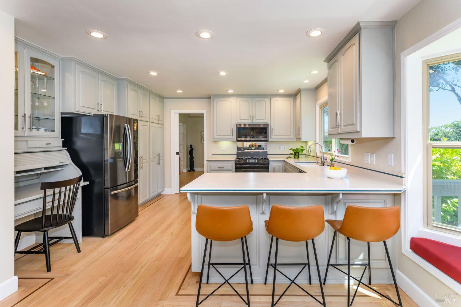 Detail Gallery Image 10 of 61 For 620 Elm Dr, Petaluma,  CA 94952 - 5 Beds | 2/1 Baths